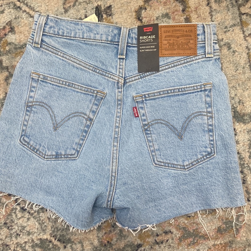 Levi’s Ribcage Shorts - Picture 3 of 6